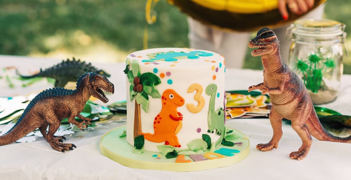Comment faire une décoration d&rsquo;anniversaire de dinosaure ?